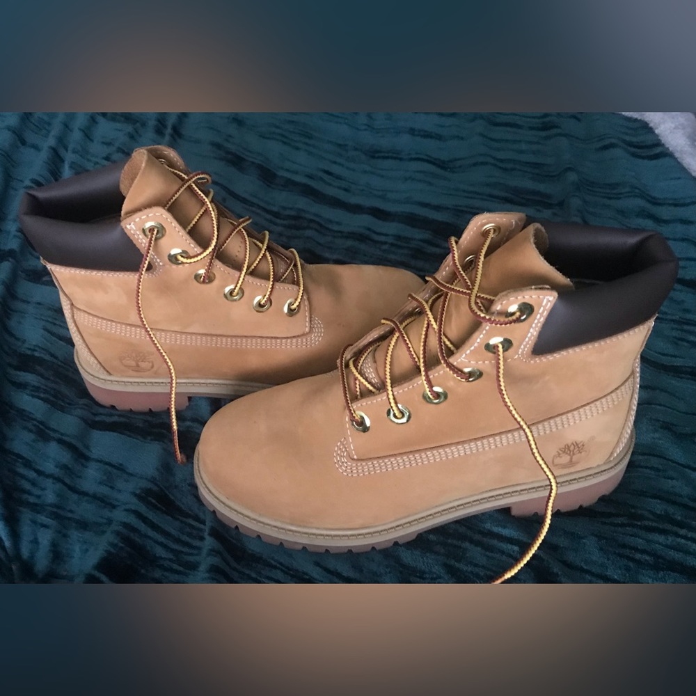 Size 7 womens or size 5 youth